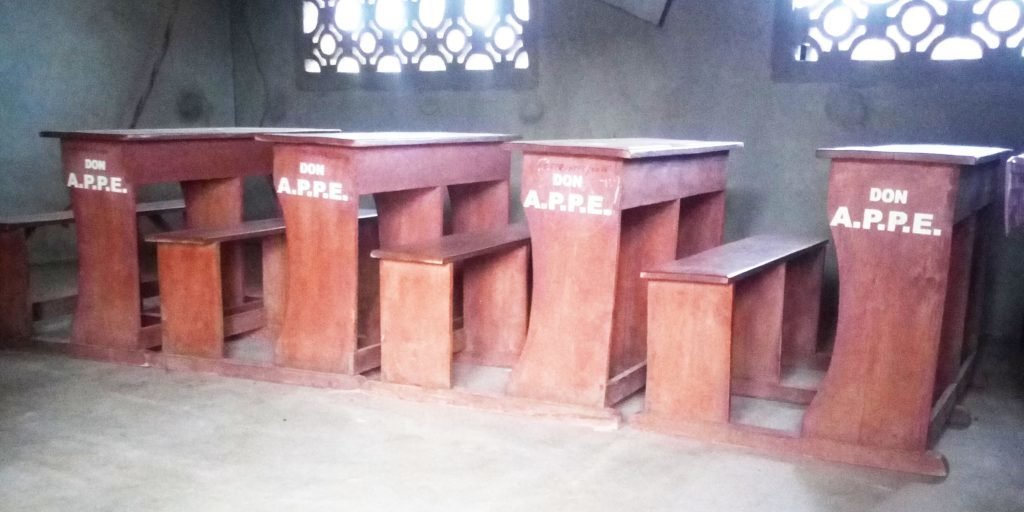 Don de tables et de bancs au Centre des Aveugles d'Adjohoun